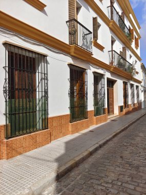 İspanya 'nın merkezinde güneşli bir günde Bejar Caddesi