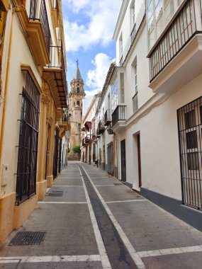 İspanya 'nın merkezinde güneşli bir günde Bejar Caddesi