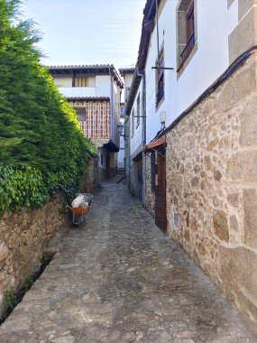 Güneşli bir günde İspanya 'nın merkezinde Candelario adında bir köy caddesi.