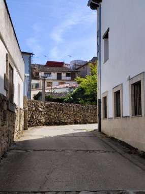 Güneşli bir günde İspanya 'nın merkezinde Candelario adında bir köy caddesi.