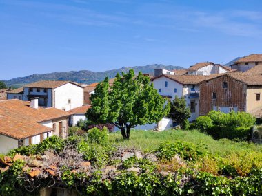 Güneşli bir günde Candelario adlı köyün kırsal kesimindeki evler