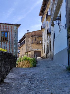 Güneşli bir günde İspanya 'nın merkezinde Candelario adında bir köy caddesi.