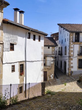 Güneşli bir günde İspanya 'nın merkezinde Candelario adında bir köy caddesi.