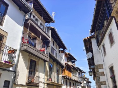 Güneşli bir günde İspanya 'nın merkezinde Candelario adında bir köy caddesi.