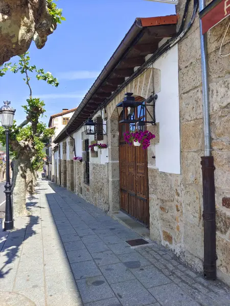 화창한 스페인의 중심에 칸델라 리오라는 마을의 — 스톡 사진