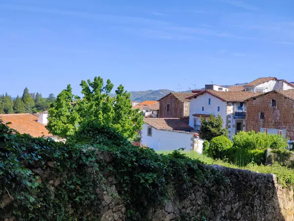 Güneşli bir günde Candelario adlı köyün kırsal kesimindeki evler