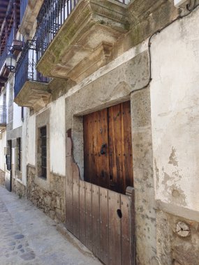 Güneşli bir günde İspanya 'nın merkezinde Candelario adında bir köy caddesi.