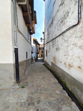 Güneşli bir günde İspanya 'nın merkezinde Candelario adında bir köy caddesi.