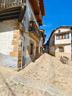 Güneşli bir günde İspanya 'nın merkezinde Candelario adında bir köy caddesi.