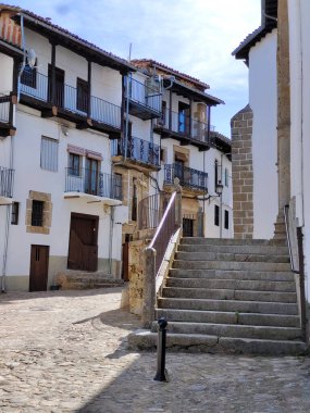 Güneşli bir günde İspanya 'nın merkezinde Candelario adında bir köy caddesi.