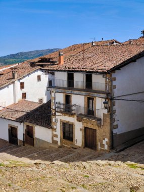 Güneşli bir günde İspanya 'nın merkezinde Candelario adında bir köy caddesi.