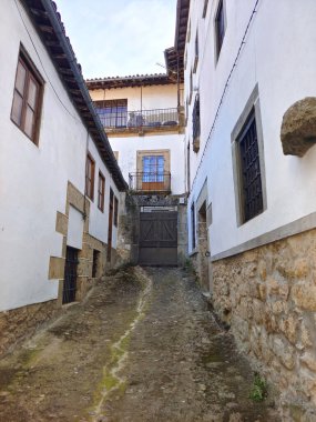 Güneşli bir günde İspanya 'nın merkezinde Candelario adında bir köy caddesi.