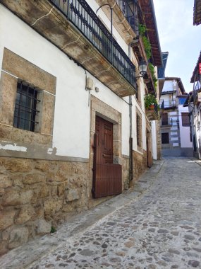 Güneşli bir günde İspanya 'nın merkezinde Candelario adında bir köy caddesi.