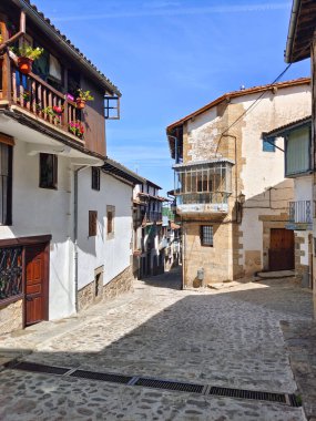 Güneşli bir günde İspanya 'nın merkezinde Candelario adında bir köy caddesi.