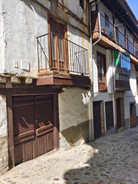 Güneşli bir günde İspanya 'nın merkezinde Candelario adında bir köy caddesi.