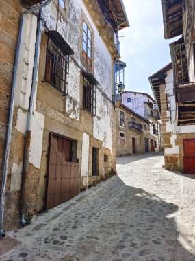 Güneşli bir günde İspanya 'nın merkezinde Candelario adında bir köy caddesi.
