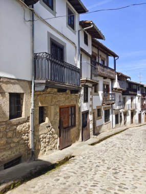 Güneşli bir günde İspanya 'nın merkezinde Candelario adında bir köy caddesi.