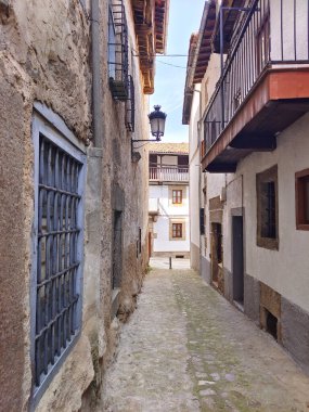 Güneşli bir günde İspanya 'nın merkezinde Candelario adında bir köy caddesi.