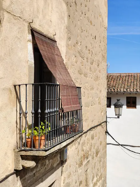 晴れた日のスペインの中心にあるカンデリアと呼ばれる村の通り — ストック写真