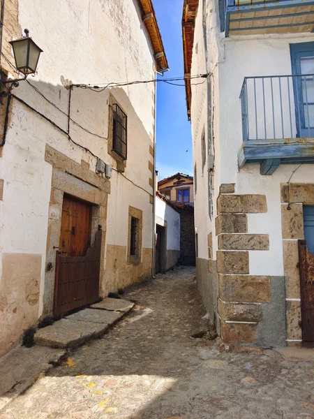 阳光明媚的日子里 西班牙市中心的一条叫Candelario的村庄街道 — 图库照片