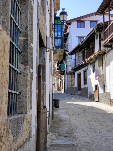阳光明媚的日子里 西班牙市中心的一条叫Candelario的村庄街道 — 图库照片