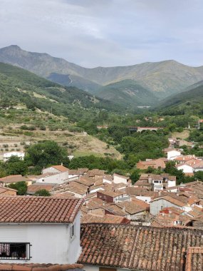Bulutlu bir günde İspanya 'nın merkezinde Hervas adında bir köy.