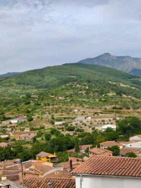 Bulutlu bir günde İspanya 'nın merkezinde Hervas adında bir köy.