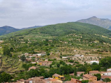 Bulutlu bir günde İspanya 'nın merkezinde Hervas adında bir köy.