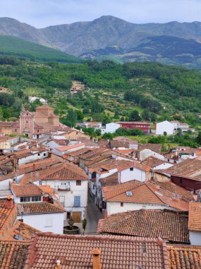 Bulutlu bir günde İspanya 'nın merkezinde Hervas adında bir köy.