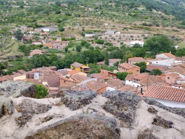 Bulutlu bir günde İspanya 'nın merkezinde Hervas adında bir köy.