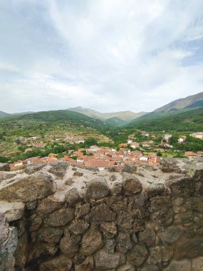 Bulutlu bir günde İspanya 'nın merkezinde Hervas adında bir köy.