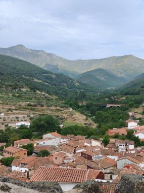 Bulutlu bir günde İspanya 'nın merkezinde Hervas adında bir köy.