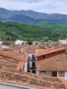 Bulutlu bir günde İspanya 'nın merkezinde Hervas adında bir köy.