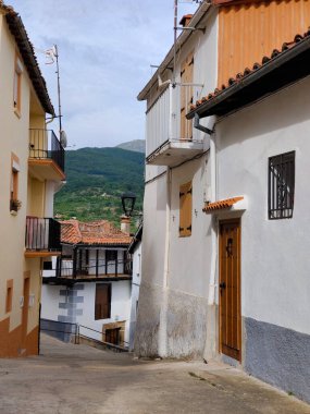 Bulutlu bir günde İspanya 'nın merkezinde Hervas adında bir köy.