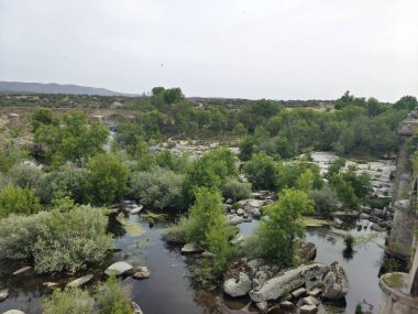 İspanya 'nın merkezindeki Tormes Nehri bulutlu bir günde bitki örtüsüyle çevrilidir.