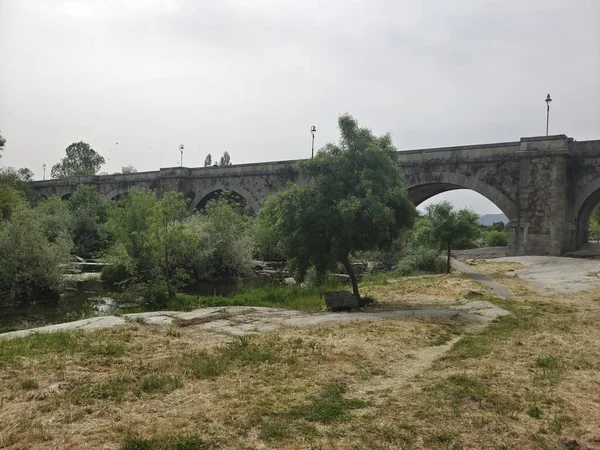 Rzeka Tormes Centrum Hiszpanii Otoczona Roślinnością Pochmurny Dzień — Zdjęcie stockowe