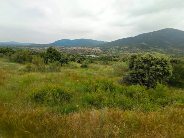 Bulutlu bir günde Avila 'da çayırlar