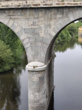 Bulutlu bir günde İspanya 'nın merkezindeki Tormes Nehri' ndeki taş köprü