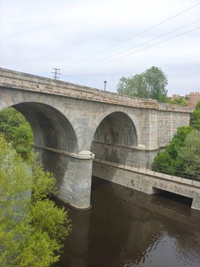 Bulutlu bir günde İspanya 'nın merkezindeki Tormes Nehri' ndeki taş köprü