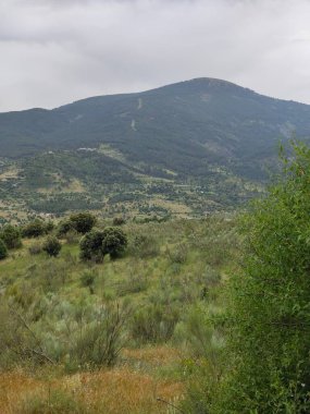 Bulutlu bir günde Avila 'da çayırlar