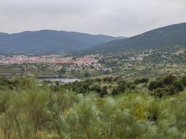 Bulutlu bir günde Avila 'da çayırlar