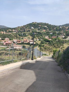 İspanya 'nın merkezindeki ortaçağ köyü güneşli bir günde doğayla çevrili.