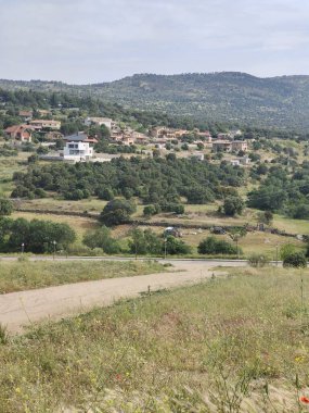 İspanya 'nın merkezindeki ortaçağ köyü güneşli bir günde doğayla çevrili.