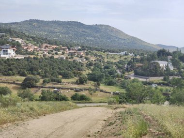 İspanya 'nın merkezindeki ortaçağ köyü güneşli bir günde doğayla çevrili.