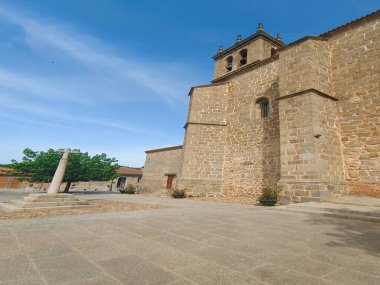 İspanya 'nın merkezindeki ortaçağ köyü güneşli bir günde doğayla çevrili.
