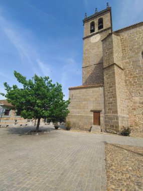 İspanya 'nın merkezindeki ortaçağ köyü güneşli bir günde doğayla çevrili.