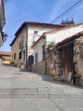 İspanya 'nın merkezindeki ortaçağ köyü güneşli bir günde doğayla çevrili.