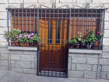 İspanya 'nın merkezindeki ortaçağ köyü güneşli bir günde doğayla çevrili.