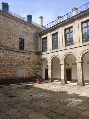 Güneşli bir günde Madrid 'de San Lorenzo del Escorial. Bahçeli eski sarayı