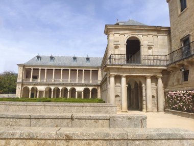 Güneşli bir günde Madrid 'de San Lorenzo del Escorial. Bahçeli eski sarayı